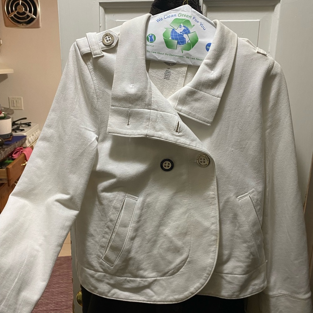 Size small authentic Michael Kors white female blazer. Beautiful piece.